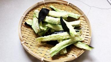 长茄子用手撕成二寸长度的小条。