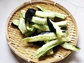 长茄子用手撕成二寸长度的小条。