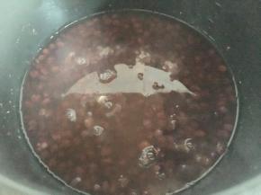 煮好后放气倒入搅拌均匀的糯米粉水，用搅拌均匀小火煮至浓稠；