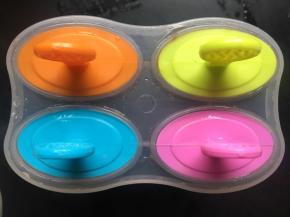 插入模具冰棍柄，放入冰箱冷冻至凝固，大约4小时左右即可；