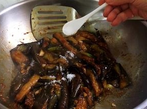 加盐翻炒。
