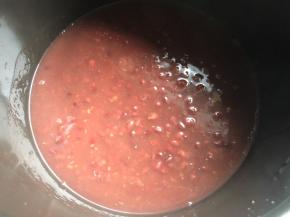 煮好后自然冷却，放入少许盐搅拌均匀；