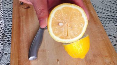 柠檬用海盐搓洗干净外皮，对切。