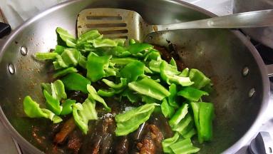 最后加入辣椒。