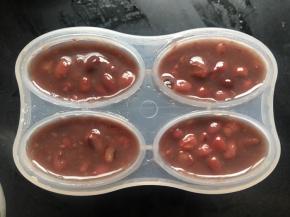 冷却后，用勺子勺取放入冰棍模具中；注意不要太满！