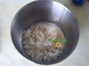 高筋面粉、细砂糖、鸡蛋、盐、酵母、奶粉、水倒入厨师机里开始用低速搅拌均匀，接着用中速搅拌至起筋，把室温内软化的黄油加入继续揉至扩展阶段。