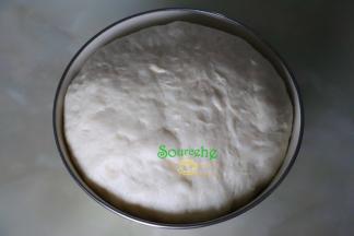 把面团揉至光滑，放在室温内，盖上一块湿布，发酵至2倍大。