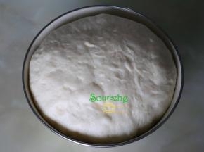 把面团揉至光滑，放在室温内，盖上一块湿布，发酵至2倍大。