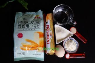 （以下食材可以做450克土司）金龙鱼面包用小麦粉（高筋小麦粉）270克、黄油25克、细砂糖40克、鸡蛋20克、盐3克、酵母5克、奶粉15克、水145克