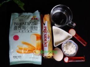 （以下食材可以做450克土司）金龙鱼面包用小麦粉（高筋小麦粉）270克、黄油25克、细砂糖40克、鸡蛋20克、盐3克、酵母5克、奶粉15克、水145克