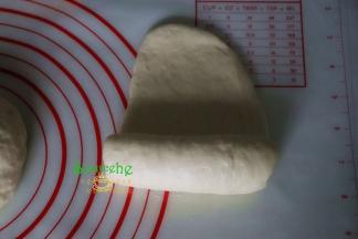 擀好的面片，从上往下卷来，卷面片的时候一定要面片贴着面片，紧实，如果太松，土司烤熟之后，中间是空心的。