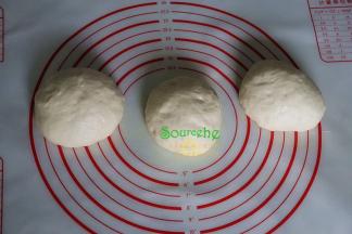 发酵好的面团排气，分成三等分，揉圆成光滑的面团，盖上保鲜膜，静放15分钟，这个步骤叫醒面。