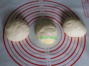 发酵好的面团排气，分成三等分，揉圆成光滑的面团，盖上保鲜膜，静放15分钟，这个步骤叫醒面。