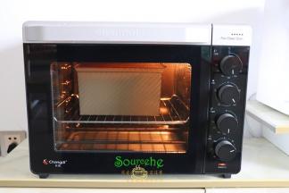 烤箱预热，上下火165度，时间设置35分钟。我用的是长帝烤箱，每个烤箱不同，时间和温度略有差异。