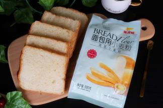 土司烤好之后取出，打开盖子，香喷喷，趁热脱模，并把土司放入冷却架上。冷至不烫手的时候放入保鲜袋装好。吃的时候切片