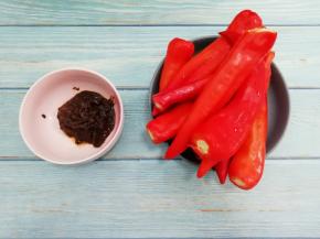 准备辣椒和大酱