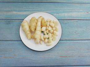 准备仔姜和大蒜