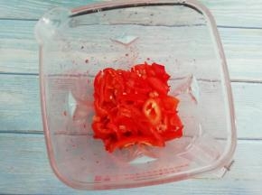 把辣椒放入破壁机中