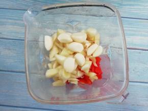 再把蒜和仔姜放入