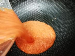 然后把打好的辣椒泥倒入锅中