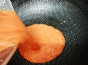 然后把打好的辣椒泥倒入锅中