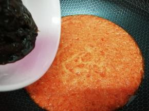 再放入大酱搅拌均匀