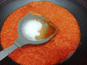 在放入盐搅拌均匀