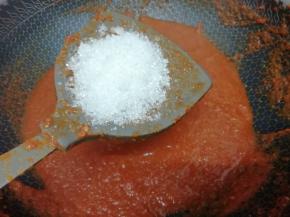 在放入白砂糖大火烧开，转中火慢慢的熬，熬到比较粘稠为止