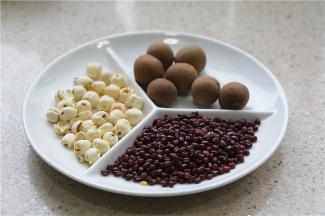 糖水的用料：莲子15克，红豆30克，桂圆7粒，然后就是一份清水。