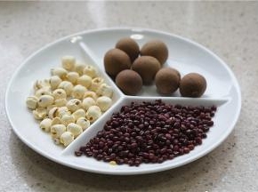 糖水的用料：莲子15克，红豆30克，桂圆7粒，然后就是一份清水。
