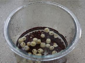 这类晒干的食材，咱们最好是先提前泡洗一下，这样子才更卫生，这玻璃内胆真是好厚实。