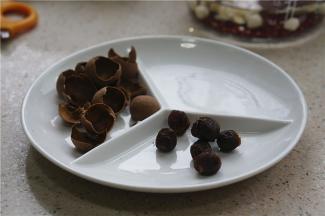 然后将桂圆剥壳过水备用。