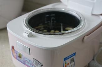 然后将装好食材的玻璃内胆移到辅食煲里。