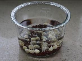 红豆莲子泡好之后，将剥好的桂圆一并加入，然后加入清水，因为是糖水，所以对清水的用量没有固定，喜汤汤水水的主不多加一点，喜欢汤底浓郁的，就水加少一点。但不要过内胆所标示的刻度线。