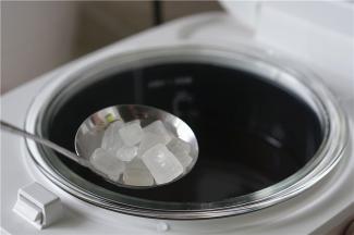 煮好之后趁热加入适量的冰糖，冷了配入就不易化。