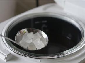 煮好之后趁热加入适量的冰糖，冷了配入就不易化。