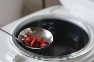 然后再加入少许的枸杞点缀一下。