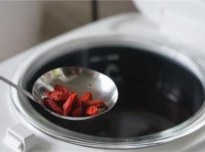 然后再加入少许的枸杞点缀一下。