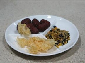 这款粥品的用料：银耳小半朵，红枣七粒，杂粮半杯。