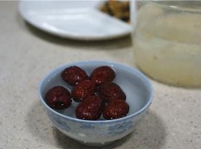 然后将红枣捏碎了泡洗一下。