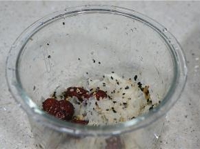 然后将所有的食材配在一起，我用的杂粮是免洗的，朋友们不要介意我怎么没有洗杂粮。