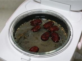 然后加入清水，我家里人喜欢汤汤水水的，所以我这用水量我就用到了内胆所标示的最高水位。