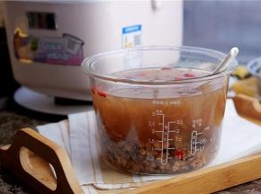 看着这煲的容量才1.6升，但是用来日常配餐，四口之家也是妥妥的够够哦。