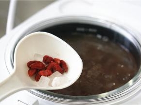 然后的按个人喜好添加适量的枸杞及冰糖调味就好。