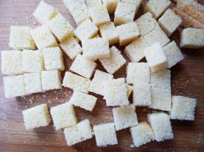 吐司片切丁。