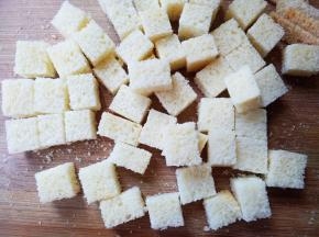 吐司片切丁。