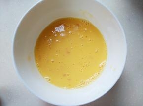 再加入20克白糖搅拌均匀。