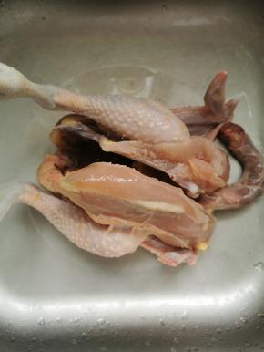 菜市场杀好的鸡洗干净，沥干水