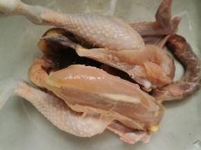 菜市场杀好的鸡洗干净，沥干水