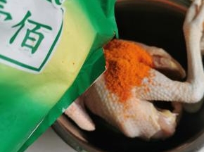 倒入烤料腌制